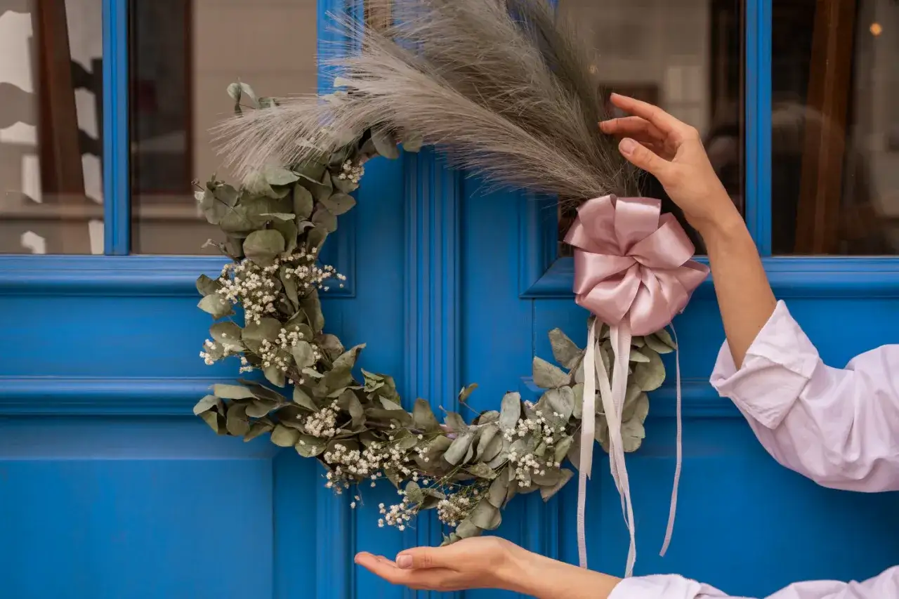 Wianek na drzwiach wejściowych bez uszkodzeń