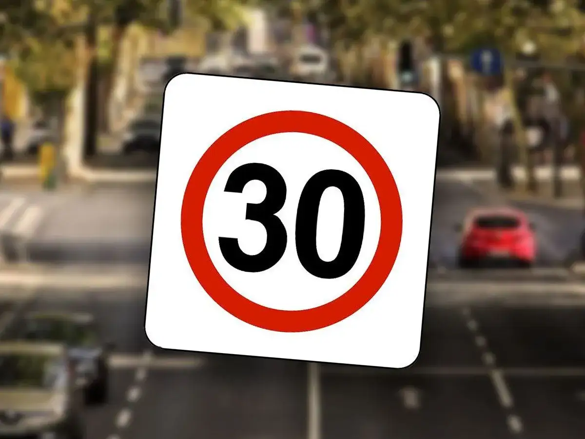 Znak drogowy informujący o wjeździe do strefy ograniczonej prędkości do 30 km/h.