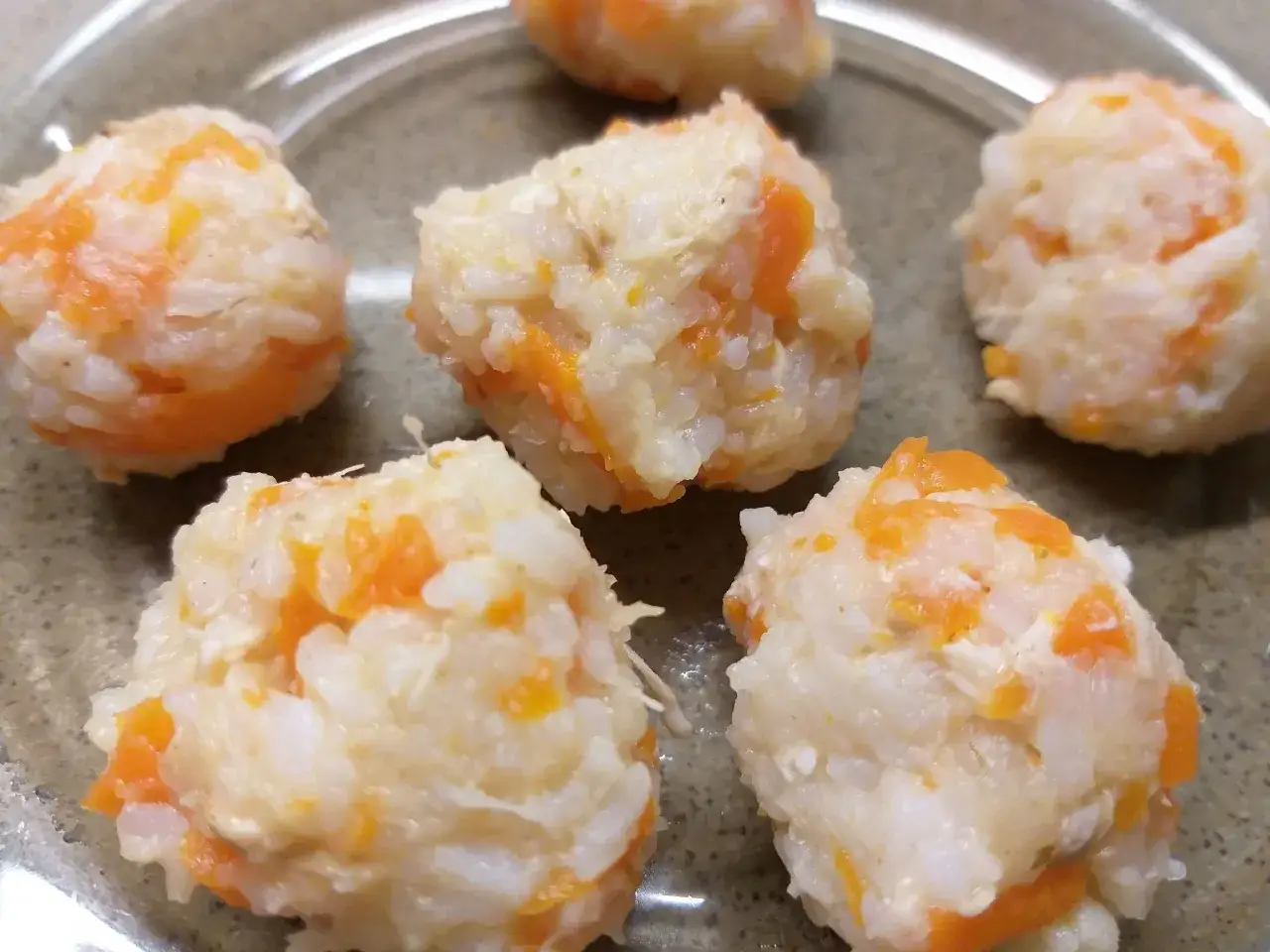 Szczęśliwe niemowlę jedzące ryż z warzywami