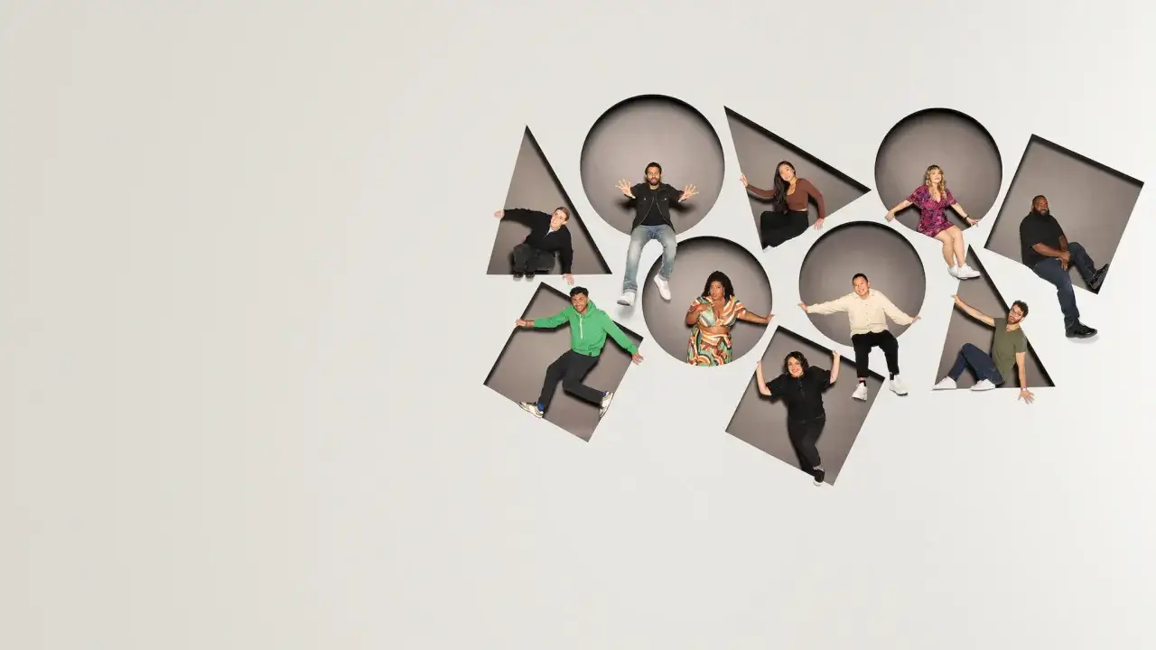 Dziewięcioro ludzi, w tym amerykański komik stand up, siedzi w geometrycznych kształtach.