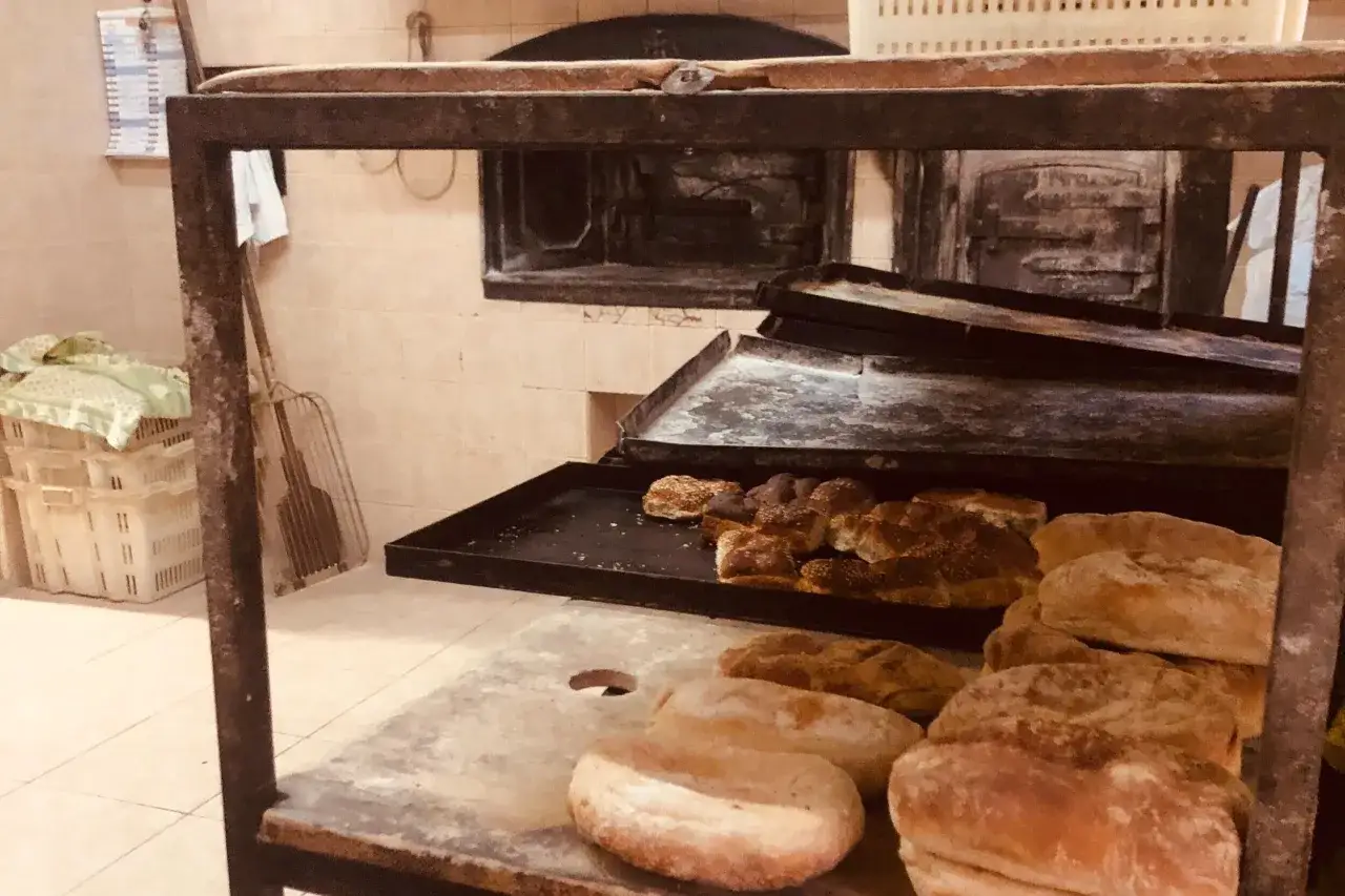 Świeży chleb z pieca, gotowy do sprzedaży. Zastanawiasz się, ile kosztuje chleb na Malcie? Oto odpowiedź w postaci pysznych bochenków.