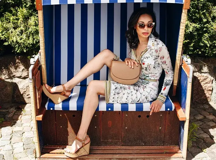 stylizacje sandały na koturnie sukienka