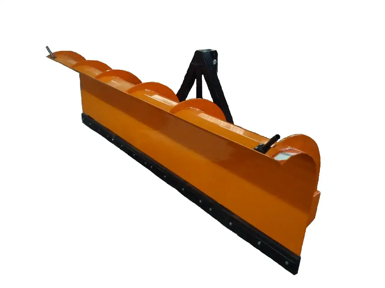 Pomarańczowy pług do odśnieżania z czarną gumową listwą i metalowym mocowaniem. Gotowy do walki ze śniegiem.