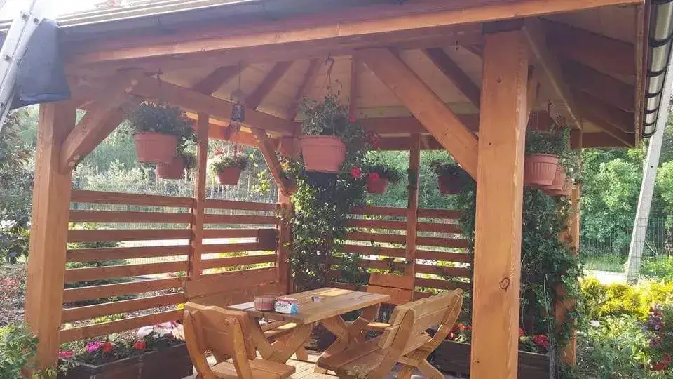 r&oacute;żne style altan z bali z grillem inspiracje