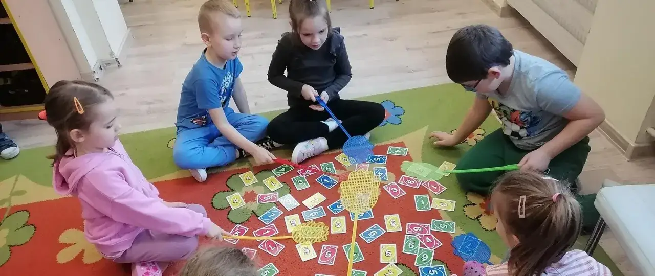 Dzieci pracujące nad projektem edukacyjnym w przedszkolu