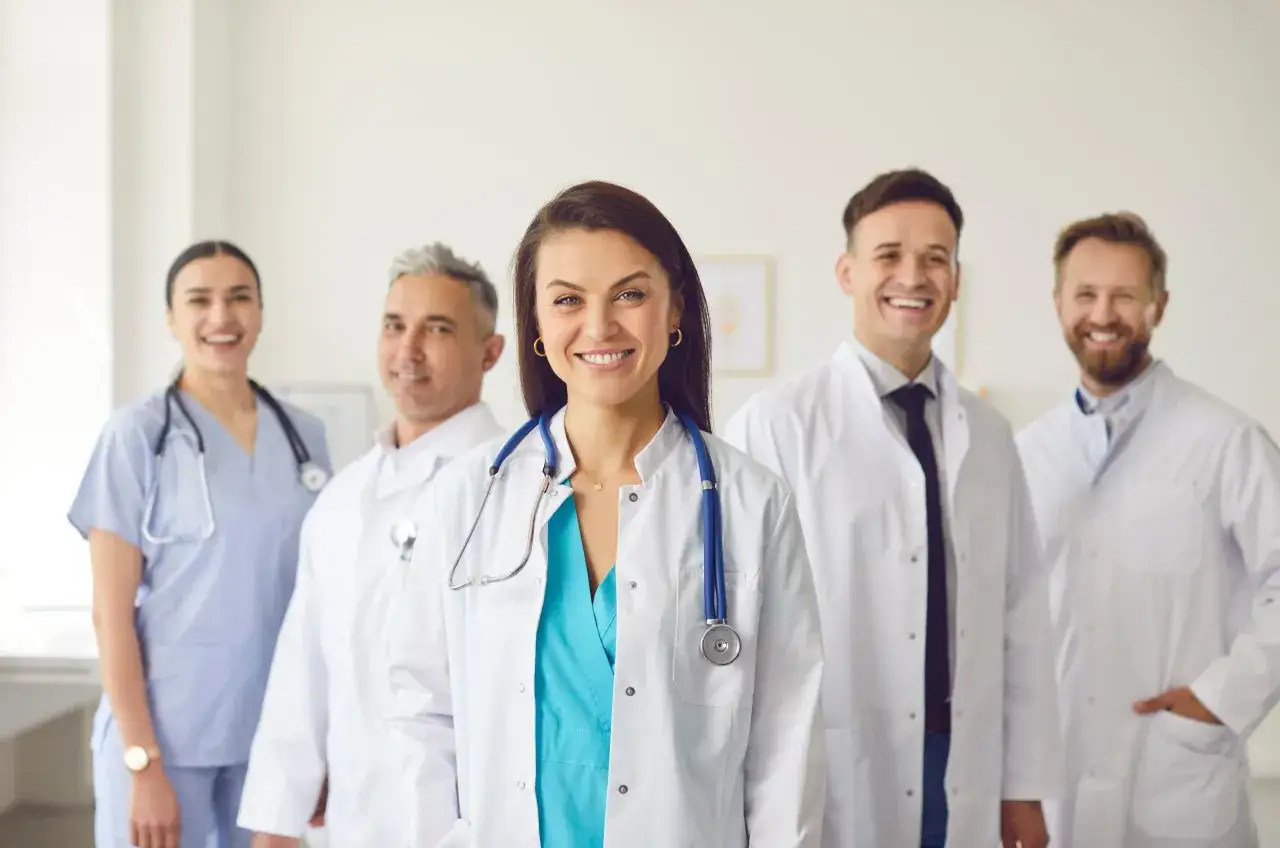Uśmiechnięty zespół medyczny. Zastanawiasz się, ile zarabia opiekun medyczny netto?