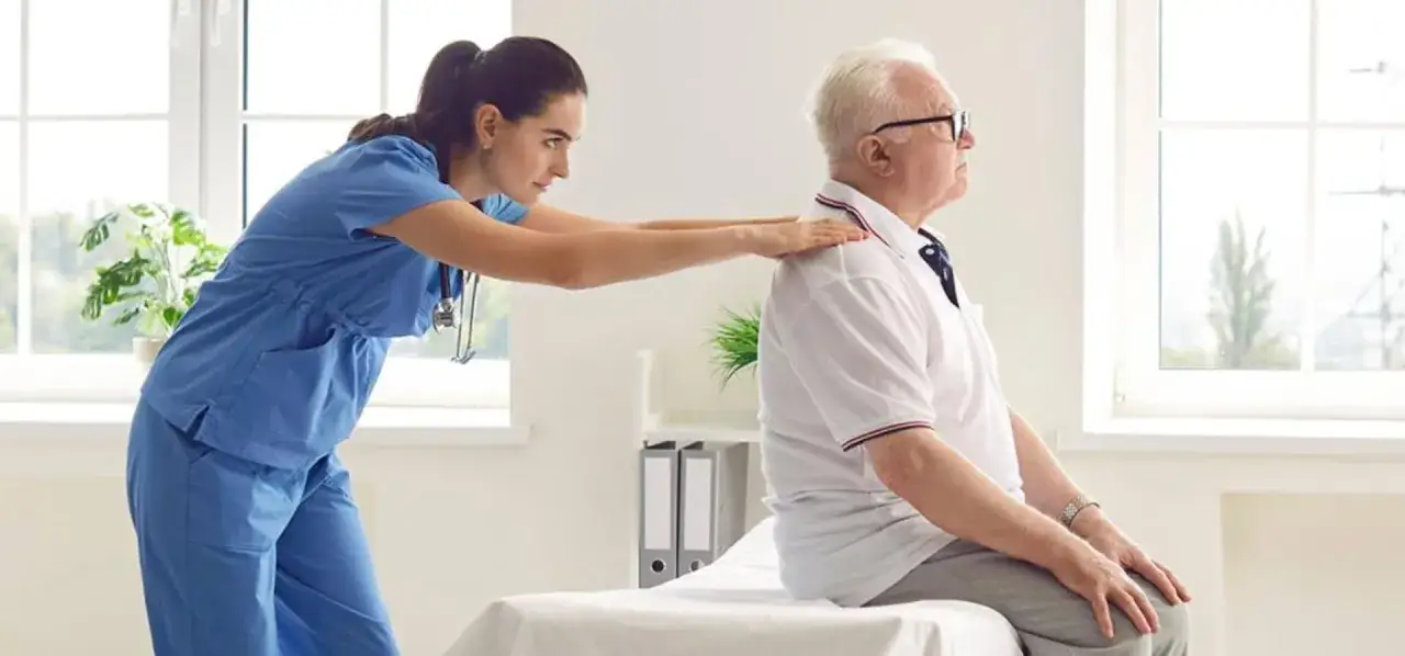 Pacjent rozmawia z lekarzem o skierowaniu