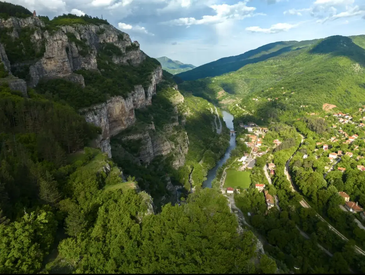 Zadar: co robić? Wąwóz z rzeką, wioska i góry. Idealne miejsce na piesze wędrówki i podziwianie widoków.