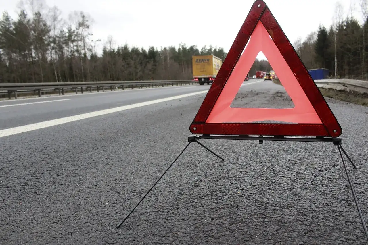 prawidłowe umieszczenie trójkąta ostrzegawczego holowanie