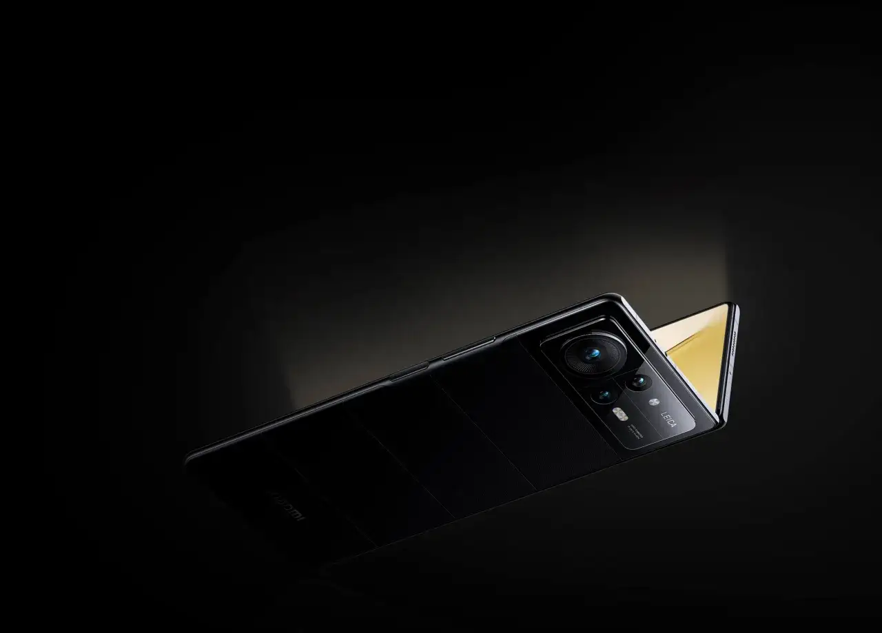 Elegancki, czarny smartfon Xiaomi z modułem aparatów Leica. Premiera Xiaomi zapowiada innowacje.