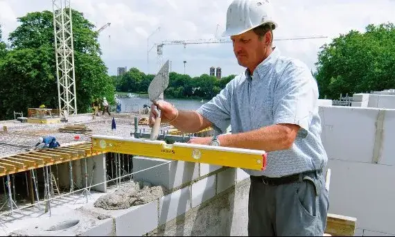 poziomica w pracy domowej na budowie
