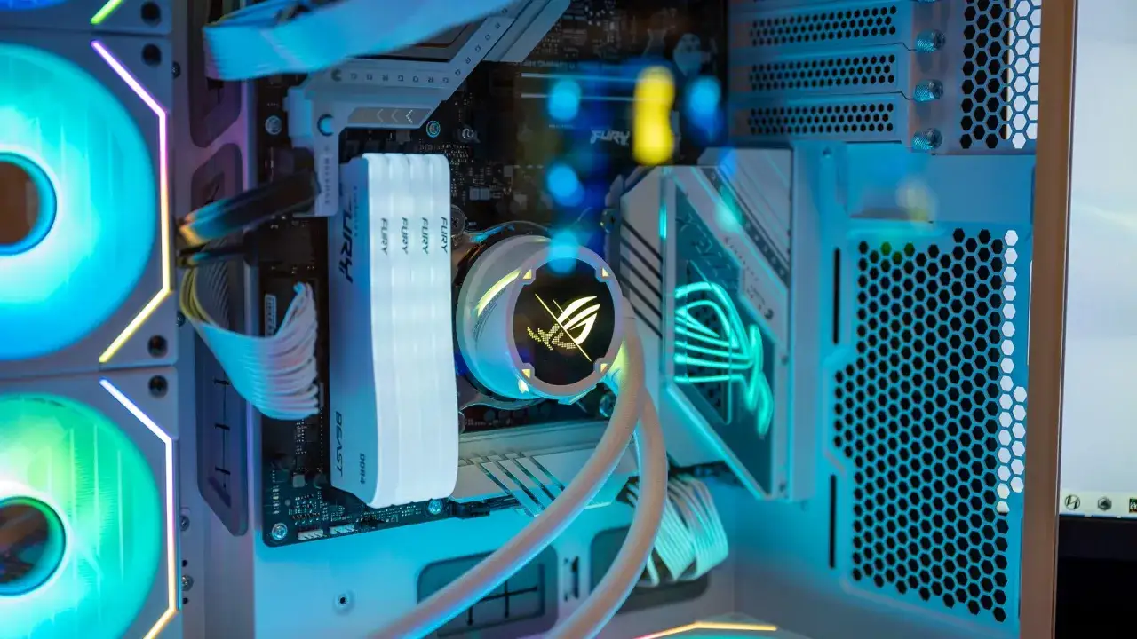 Wnętrze komputera z podświetlanymi wentylatorami i pamięcią RAM. Czy 16GB RAM wystarczy do gier?