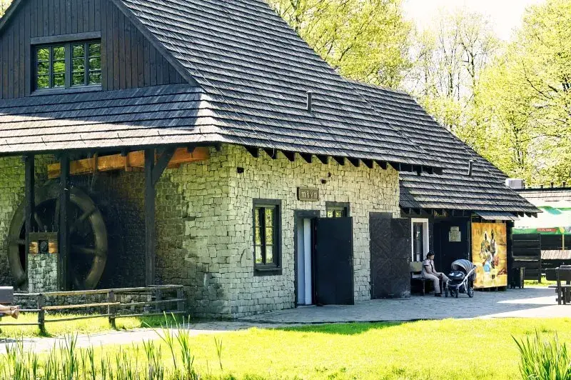 Skansen Zagroda Wsi Pszczyńskiej spichlerz stodoła chałupa