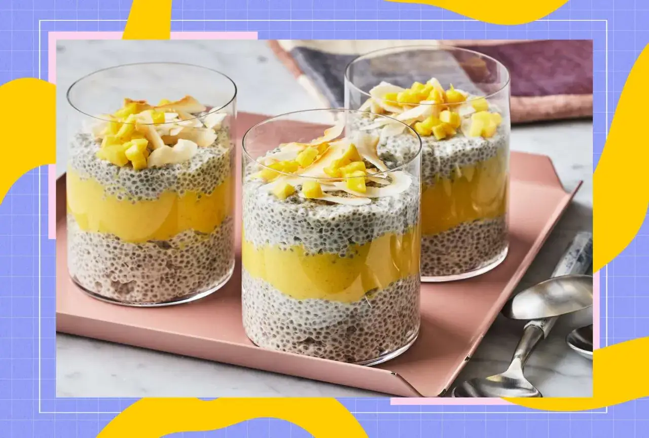 Deser z nasion chia z mango i wi&oacute;rkami kokosowymi. Niskie nasiona chia indeks glikemiczny.