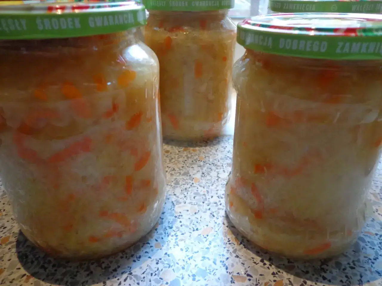 Słoiki z kapustą kiszoną. Jak odróżnić objawy zepsutej kapusty kiszonej od prawidłowej fermentacji?