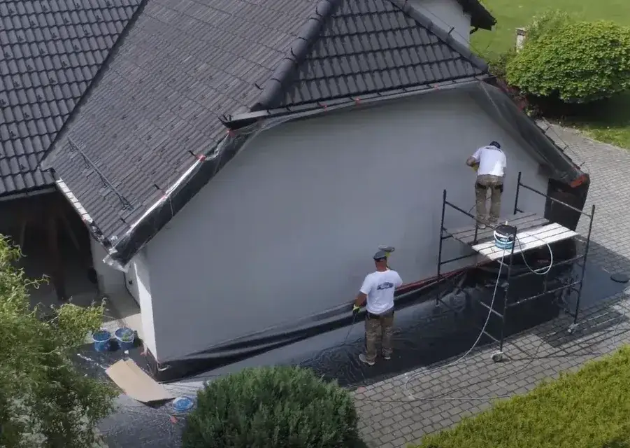 aplikacja tynku kwarcowego natryskowo