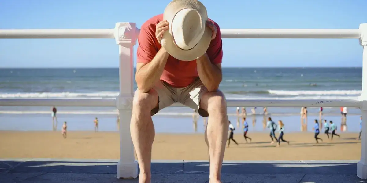 rozczarowany turysta hotel niezgodny z ofertą