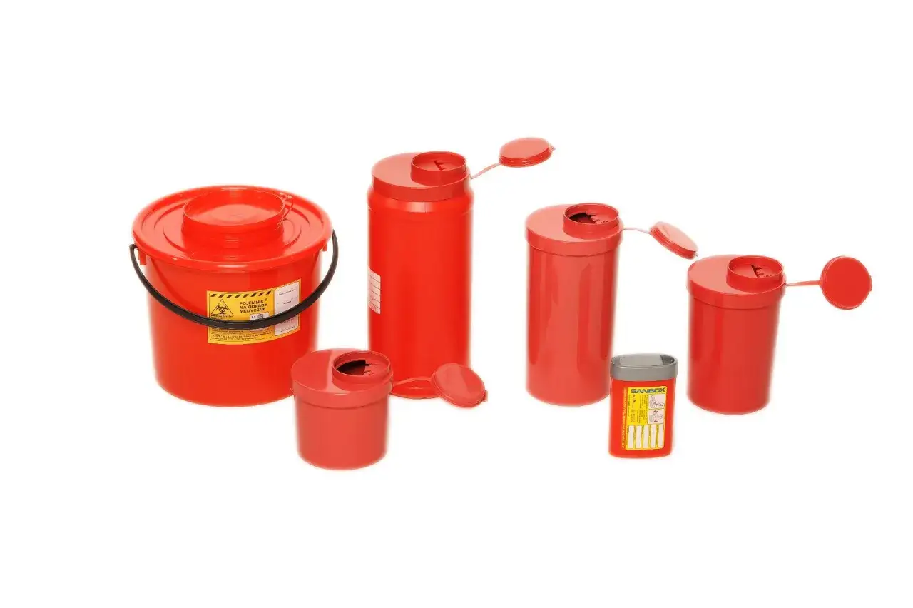 Ręce segregujące odpady medyczne i opakowania po lekach