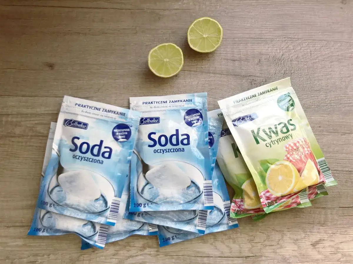 Składniki do domowych tabletek do zmywarki: soda oczyszczona i kwasek cytrynowy. Dwie poł&oacute;wki limonki dodają świeżości.