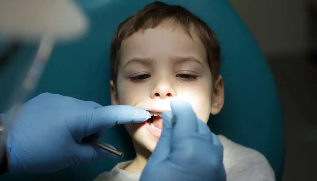 dziecko boi się dentysty przyczyny lęku