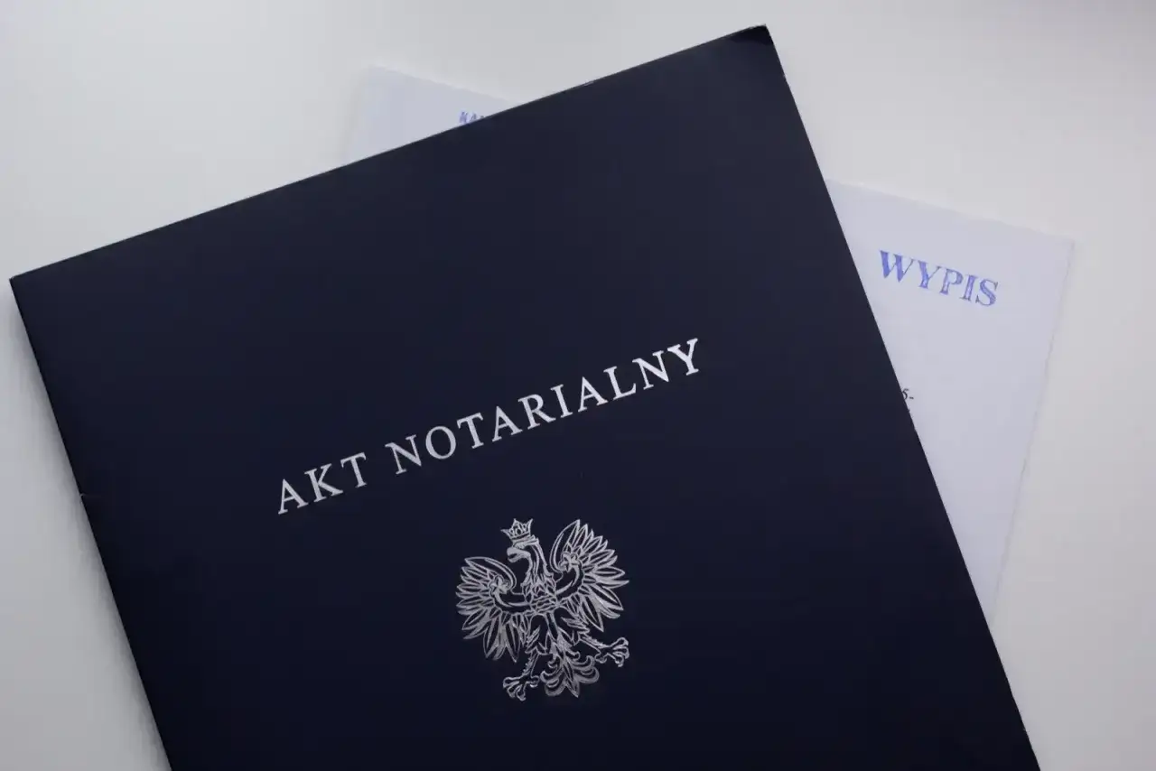 Ciemnogranatowa okładka z napisem 