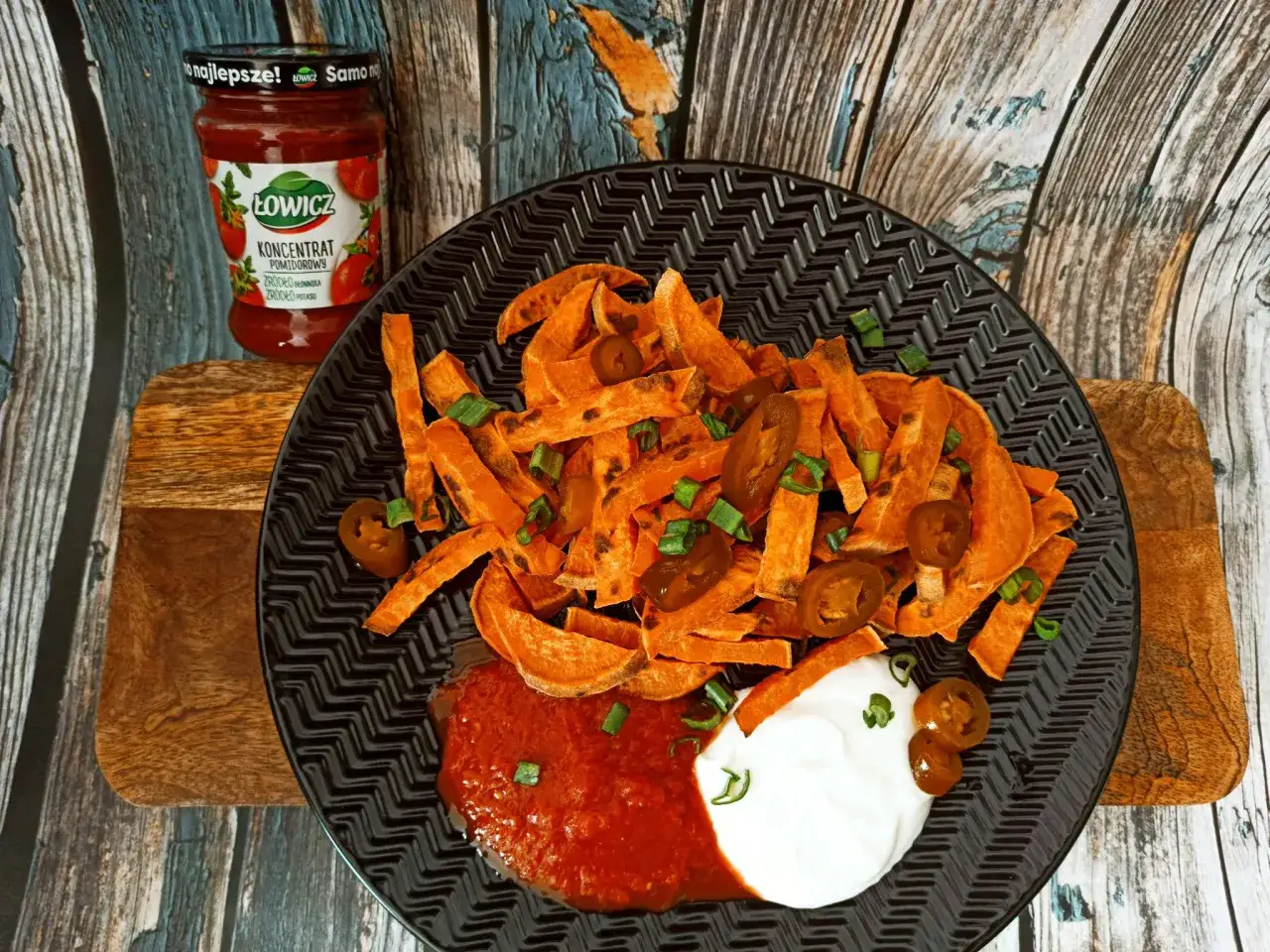 Frytki z różnymi przyprawami i dipami