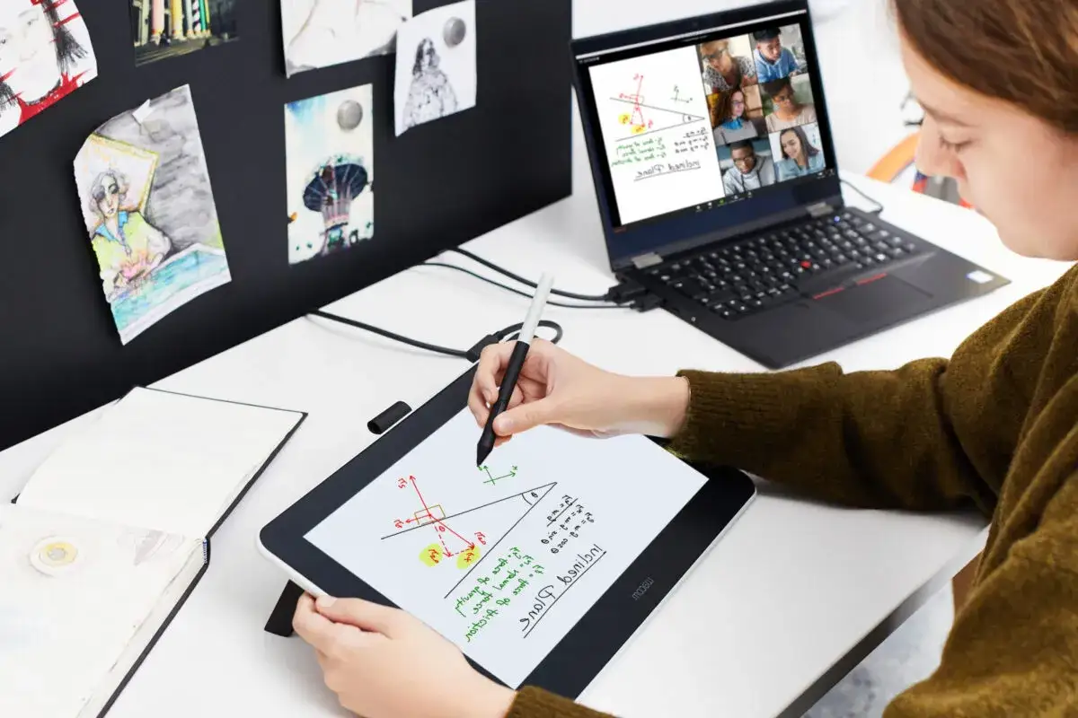Nauczycielka korzysta z tablet&oacute;w graficznych i laptopa do prowadzenia lekcji online. To nowoczesne narzędzia tik w pracy nauczyciela, ułatwiające interakcję z uczniami.