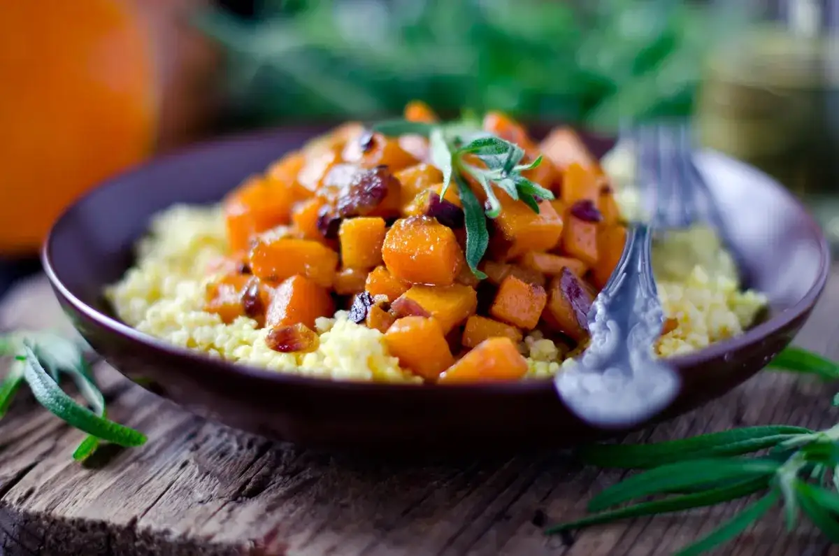 tani obiad sezonowe warzywa, ziemniaki i strączki