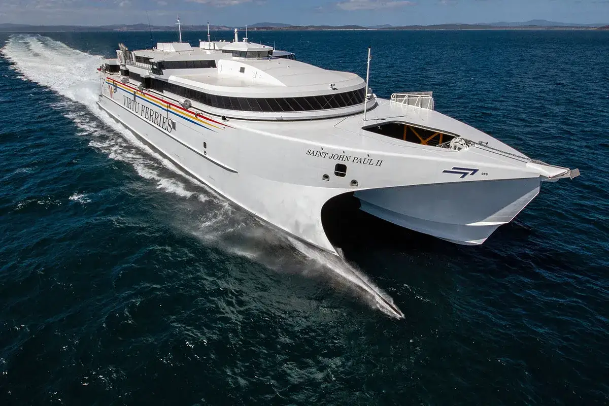 Katamaran pasażerski vs prom samochodowy