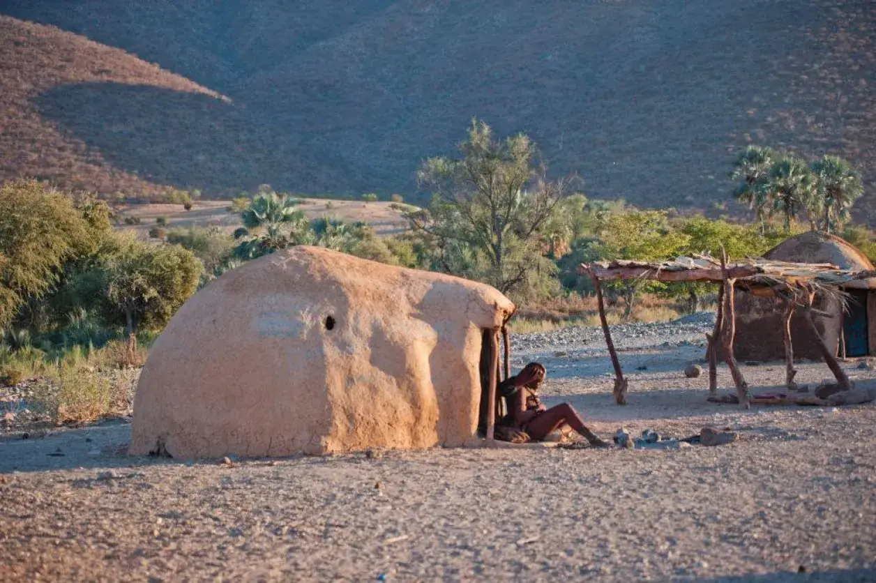 Tradycyjna wioska Himba w Namibii. Ceny pamiątek mogą być r&oacute;żne, ale widok jest bezcenny.