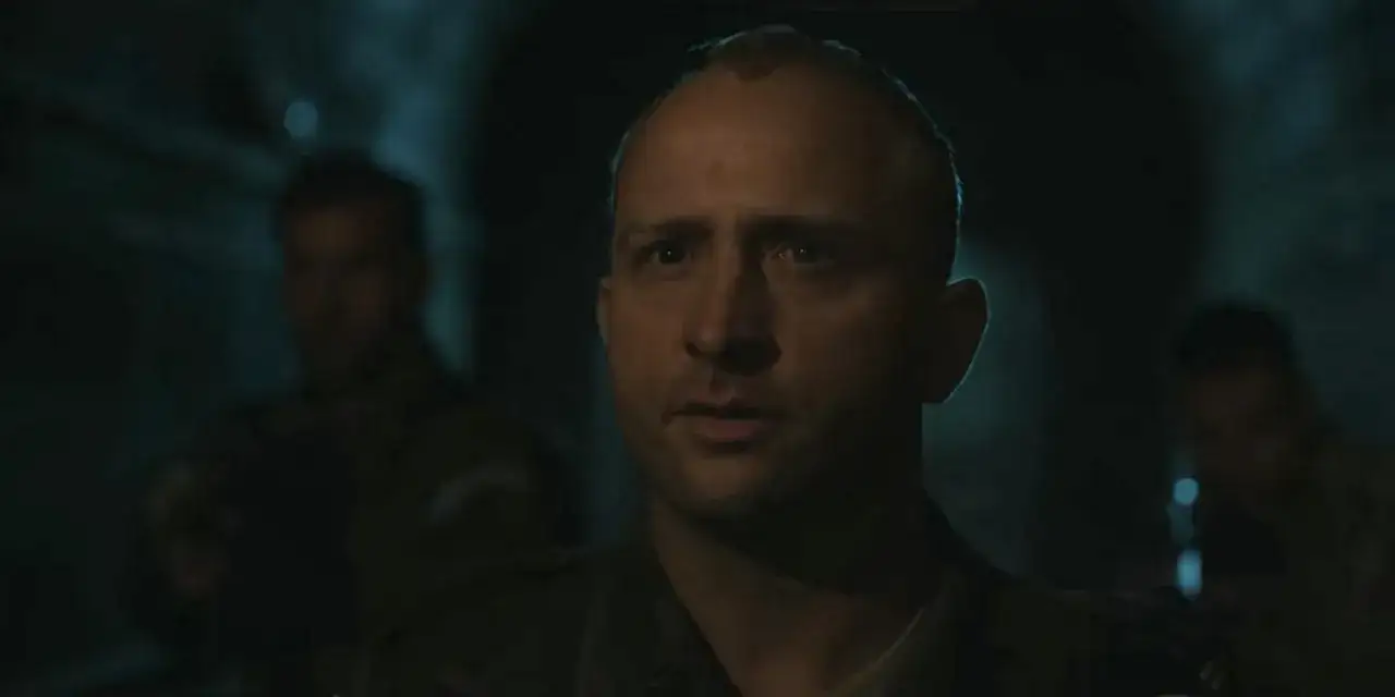 Mężczyzna w mundurze, być może odkrywa ukrywaną historię rodziny znanego aktora z czasów wojny.