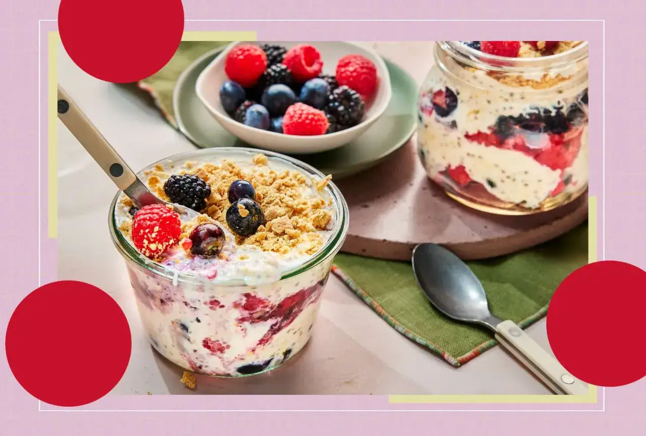 Pyszne śniadanie z owocami leśnymi i kruszonką. Idealne na dietę na stawy jadłospis.