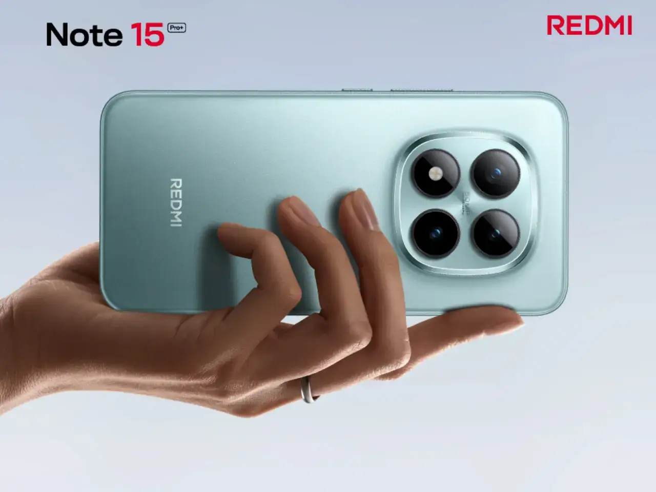Dłoń trzyma najnowszy Redmi Note 15 Pro+. Widoczny moduł czterech aparat&oacute;w.