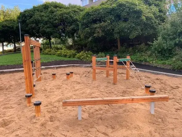 bezpieczny tor przeszk&oacute;d dla dzieci w ogrodzie