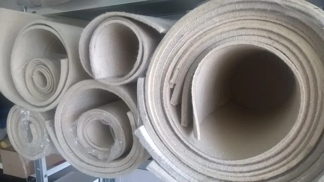 Zwijane rolki filcu twardego, gotowe do użycia w produkcji.