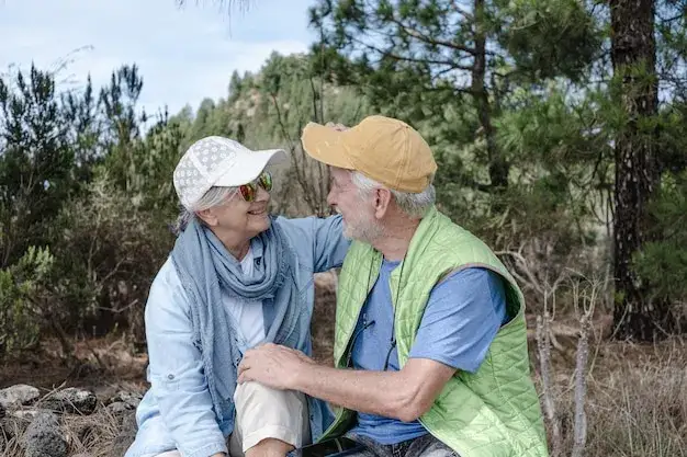 szczęśliwa para seniorów na wycieczce w górach
