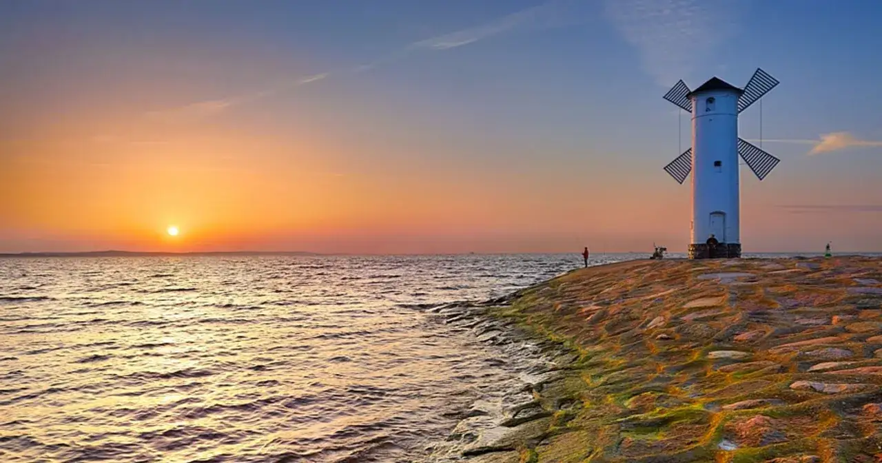 Latarnia morska polskie wybrzeże jesienią