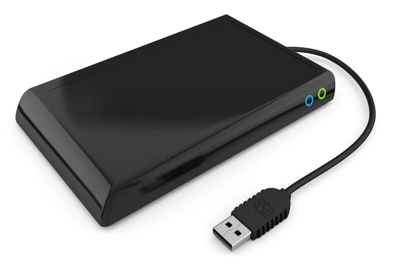 Czarny dysk zewnętrzny z kablem USB, idealny do archiwizacji zdjęć i innych danych. Dwa wskaźniki LED.