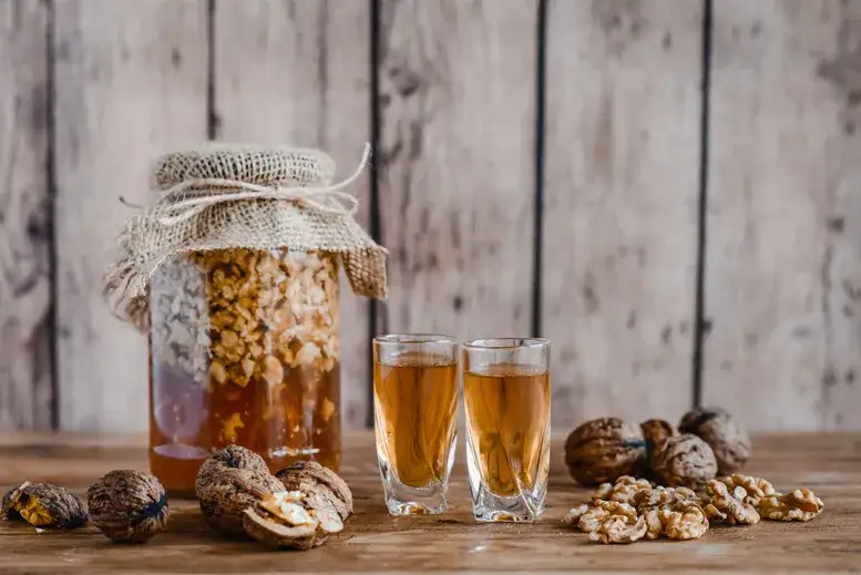 Zdjęcie Nalewka z orzecha włoskiego na co? Odkryj jej niezwykłe właściwości zdrowotne