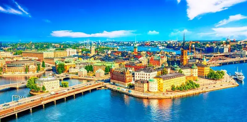 słoneczny widok na stare miasto Gamla Stan w Sztokholmie