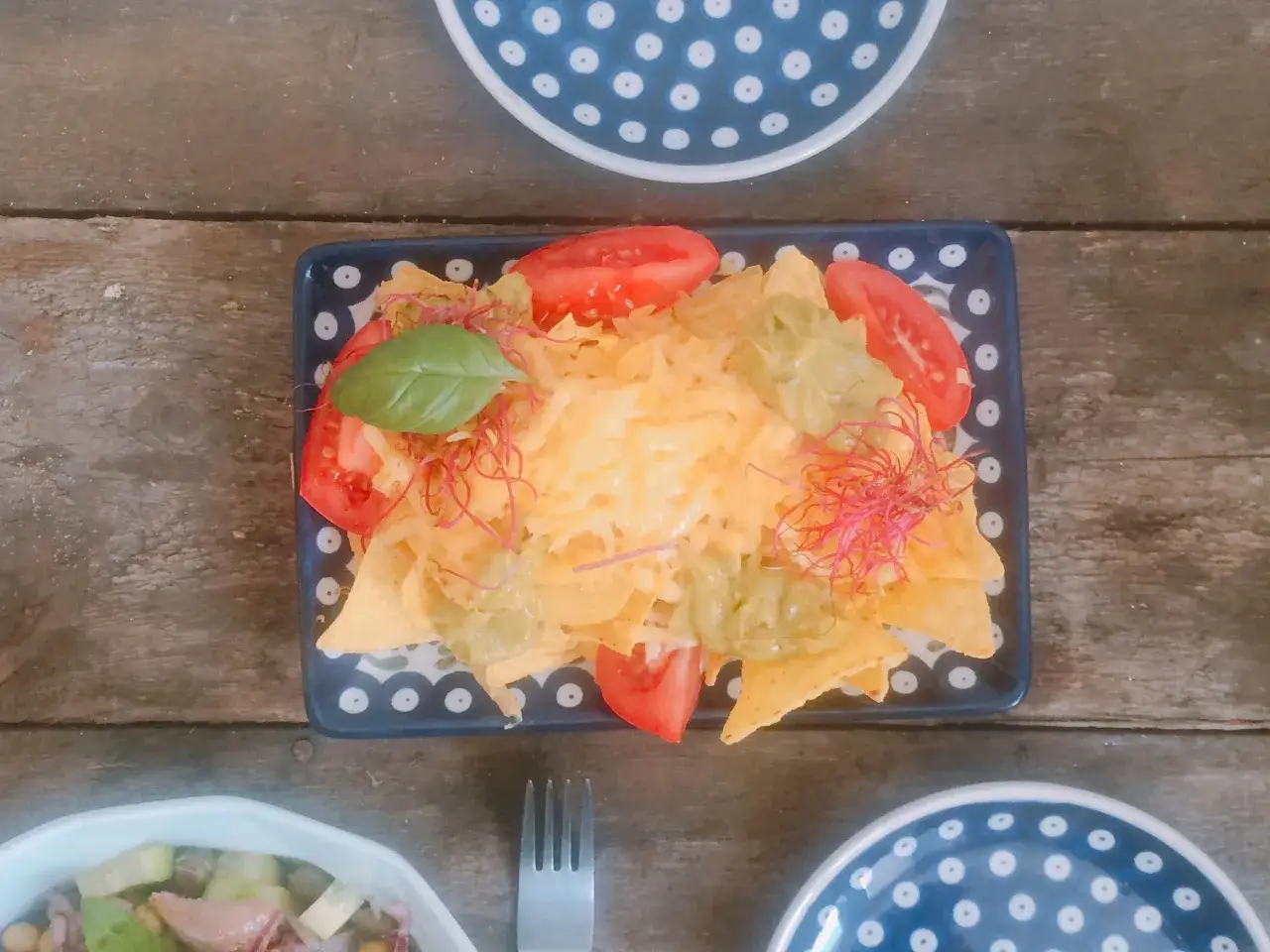 Dojrzałe awokado Hass i pomidory