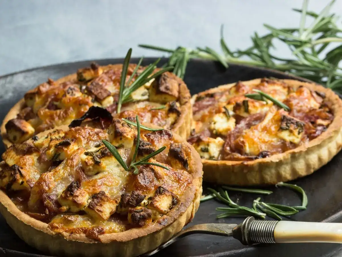 Trzy małe tarty z serem feta, cebulą i rozmarynem. Pyszny farsz do tarty na słono, idealny na przekąskę.