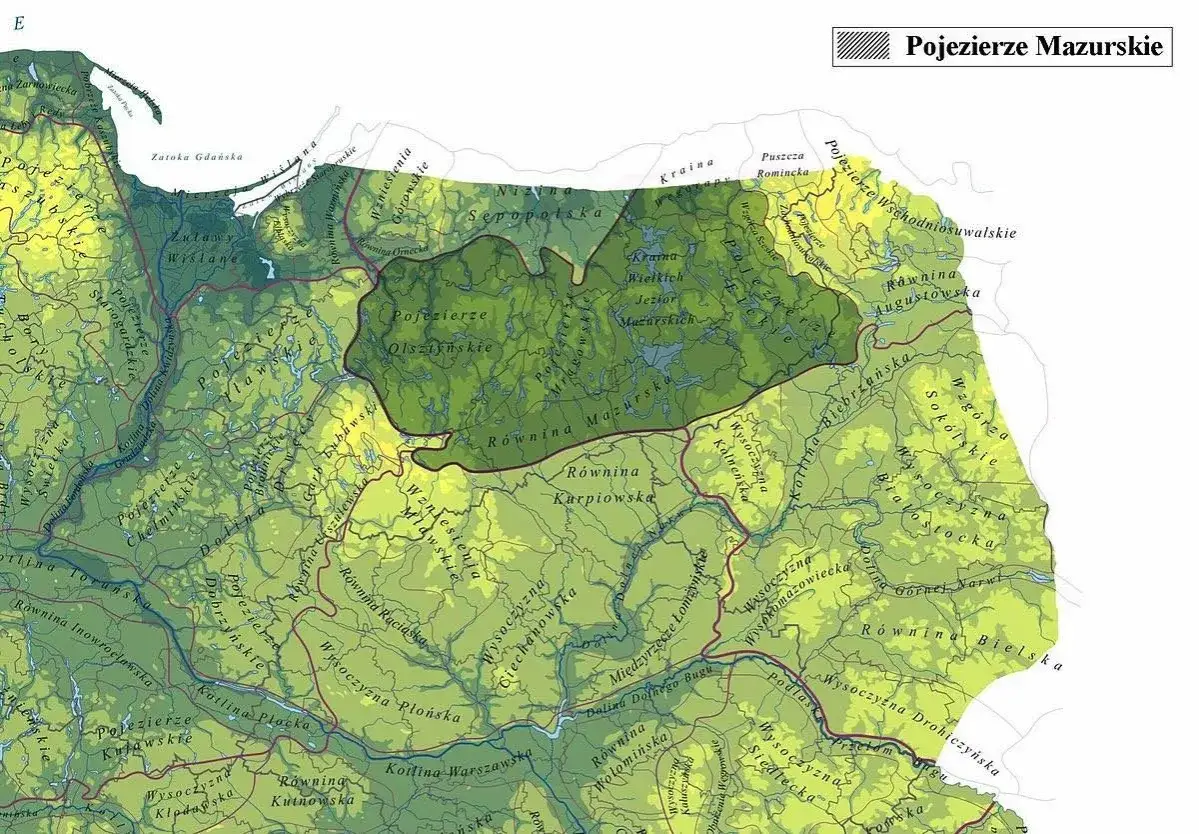 Gdzie są Mazury? Na mapie zaznaczono Pojezierze Mazurskie, krainę Wielkich Jezior Mazurskich, otoczoną przez niziny i wzgórza.
