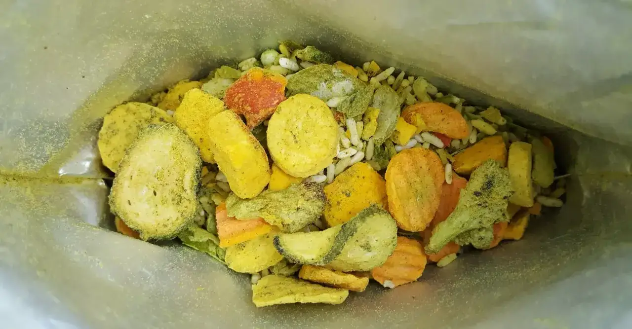 Kolorowe jedzenie liofilizowane w g&oacute;ry: suszone warzywa i ryż, idealne na wyprawę.