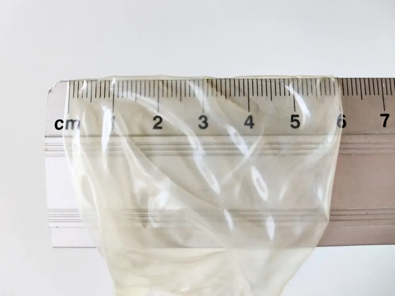 Linijka z oznaczeniami centymetrów pokazuje, jak dobrać rozmiar prezerwatywy.