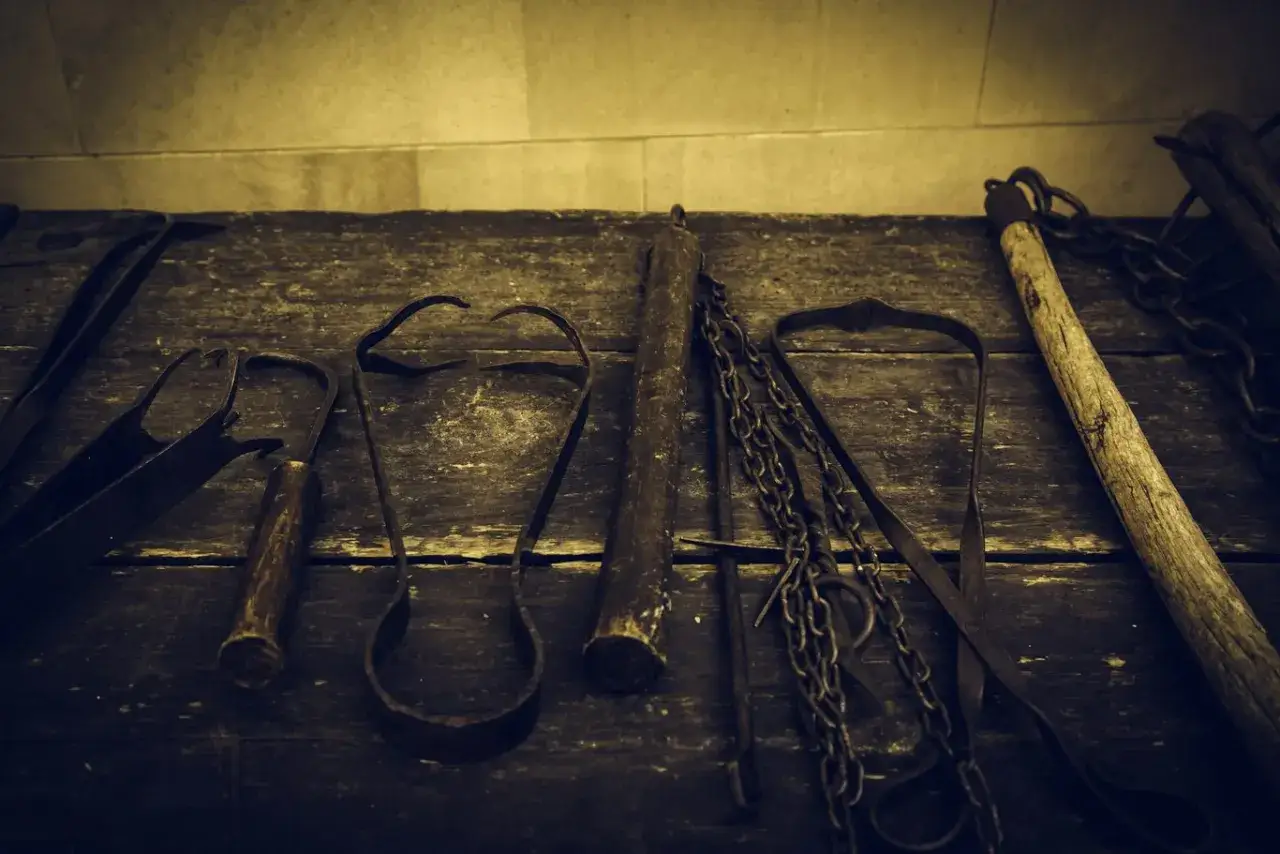 średniowieczne narzędzia tortur ryciny