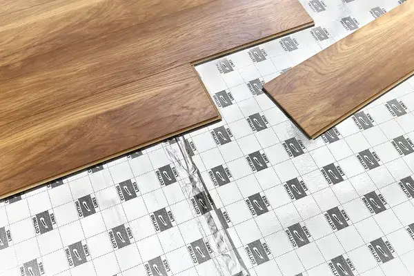 Rodzaje paneli podłogowych laminowane winylowe klejone