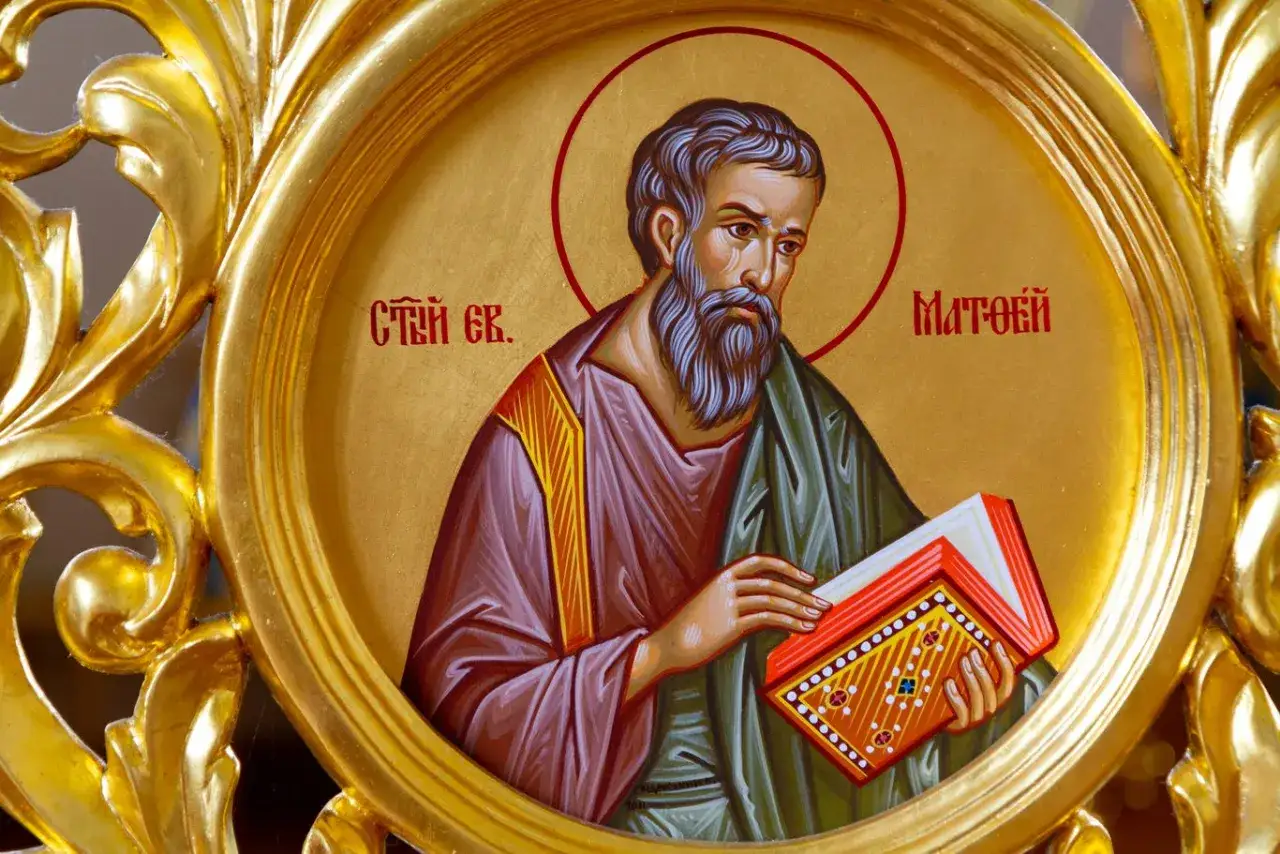 Ikona przedstawia św. Mateusza, jednego z Ewangelistów, trzymającego księgę.