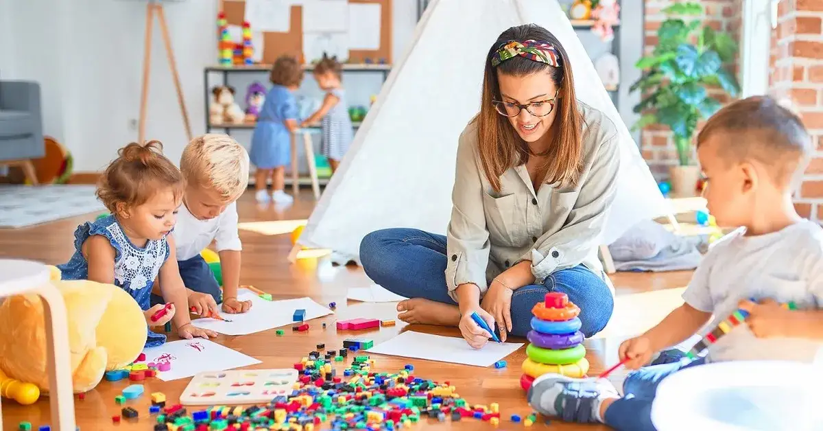 Rodzic z dzieckiem w żłobku, symbolizujące dofinansowanie