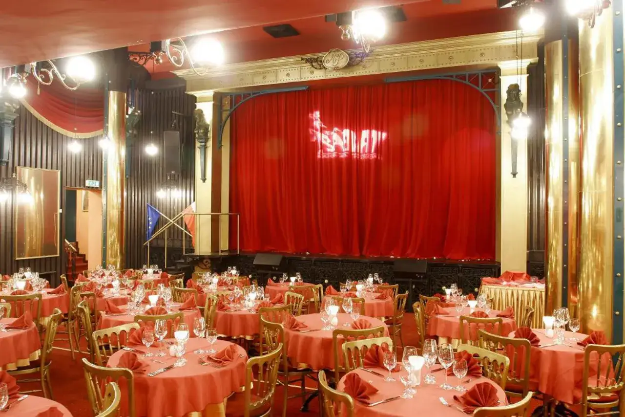 Elegancka sala Teatru Sabat z czerwonymi zasłonami i nakrytymi stołami. Zastanawiasz się, ile kosztuje bilet do teatru Sabat?
